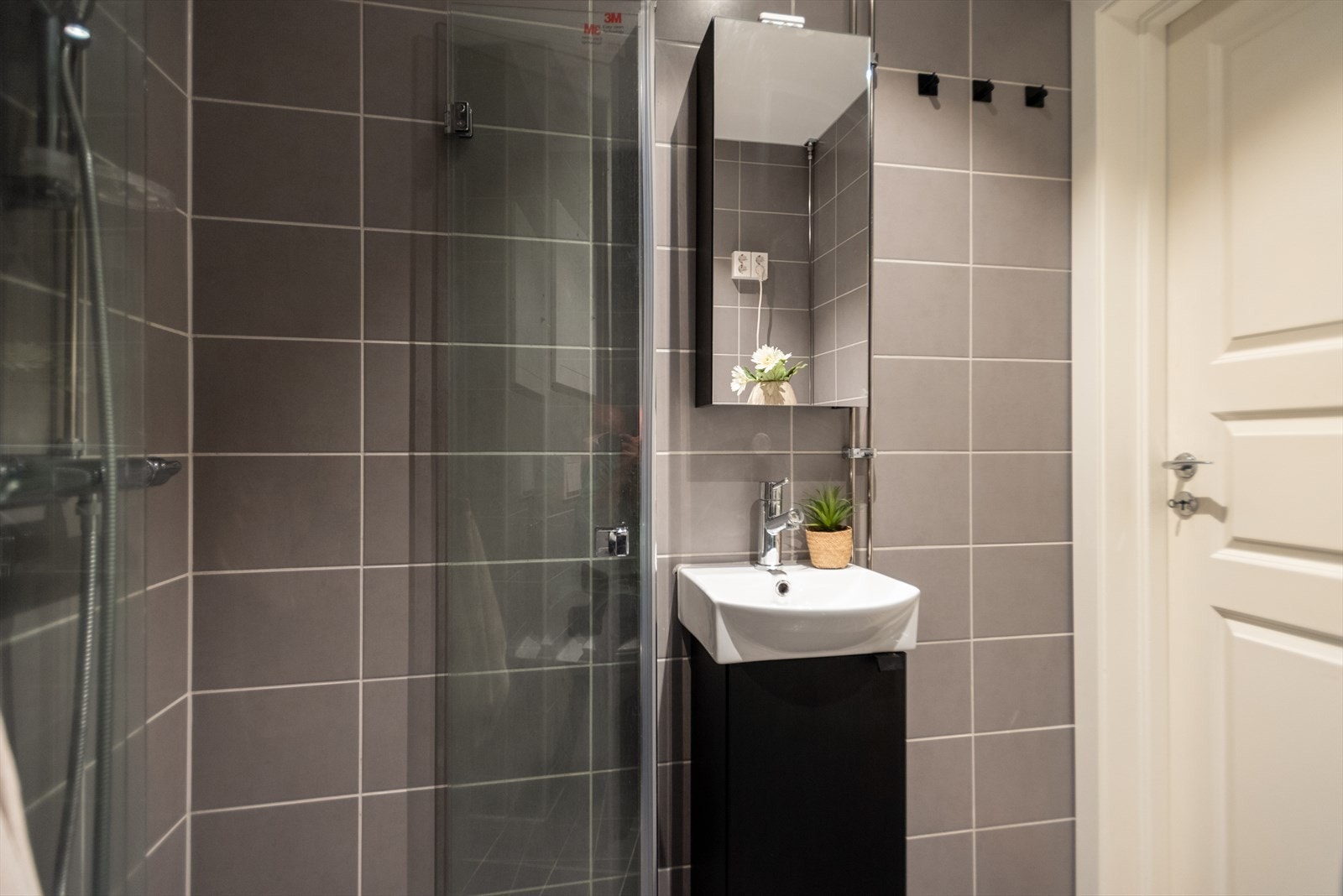 Innredningen består av vegghengt toalett, servantinnredning, blandebatteri, dusjhjørne, samt plass og opplegg for vaskemaskin. Galleribilde