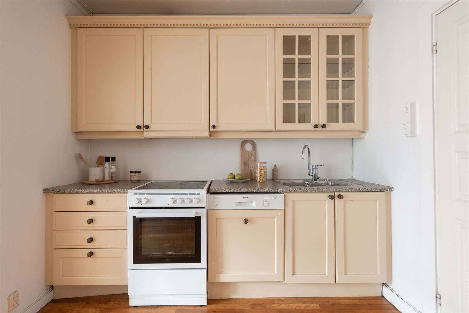 Kjøkkenet er utstyrt med komfyr, nedfelt kum, ettgreps blandebatteri, kjøl/fryseskap og oppvaskmaskin. Galleribilde