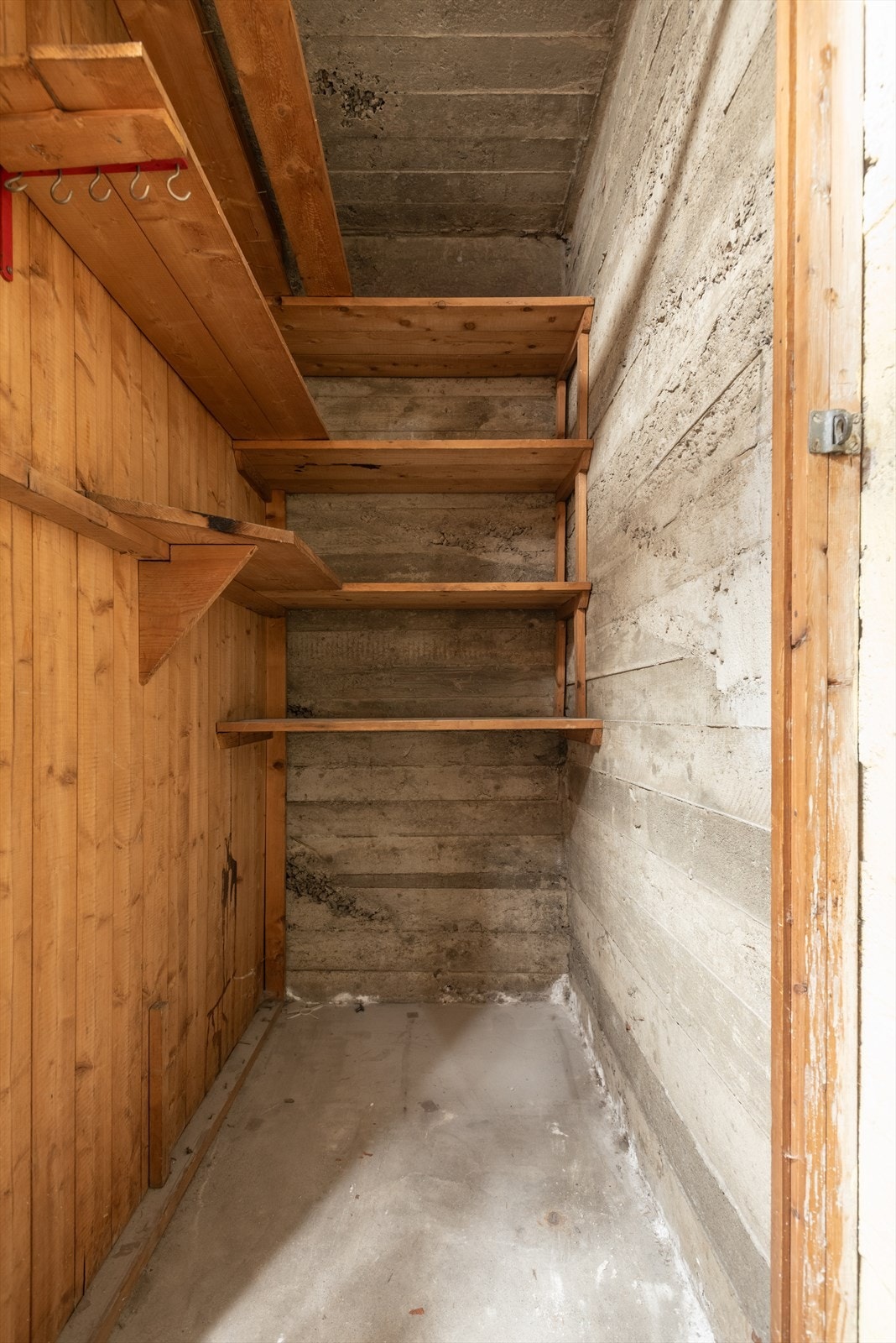 Praktisk bod på 1,2kvm, med god lagringsplass. Galleribilde