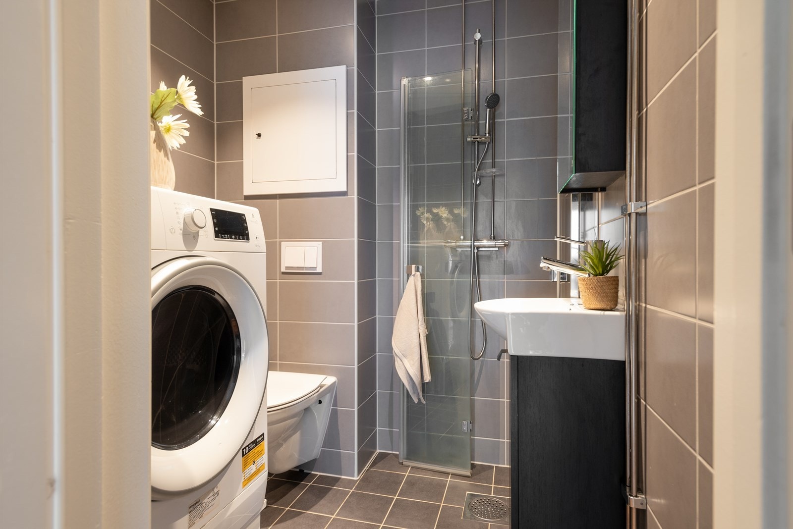 Pent flislagt bad fra 2023 med elektriske varmekabler. Galleribilde