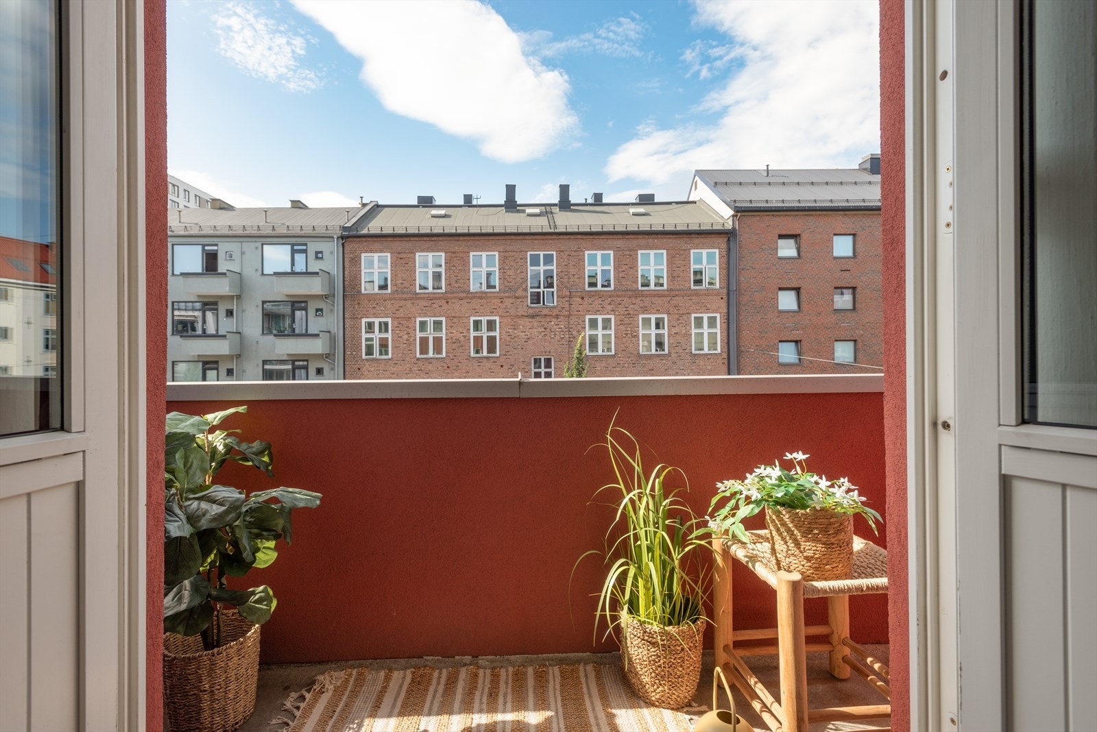 Fra stuen har du dirkete adkomst til balkong, gjennom helåpnende dører. Galleribilde