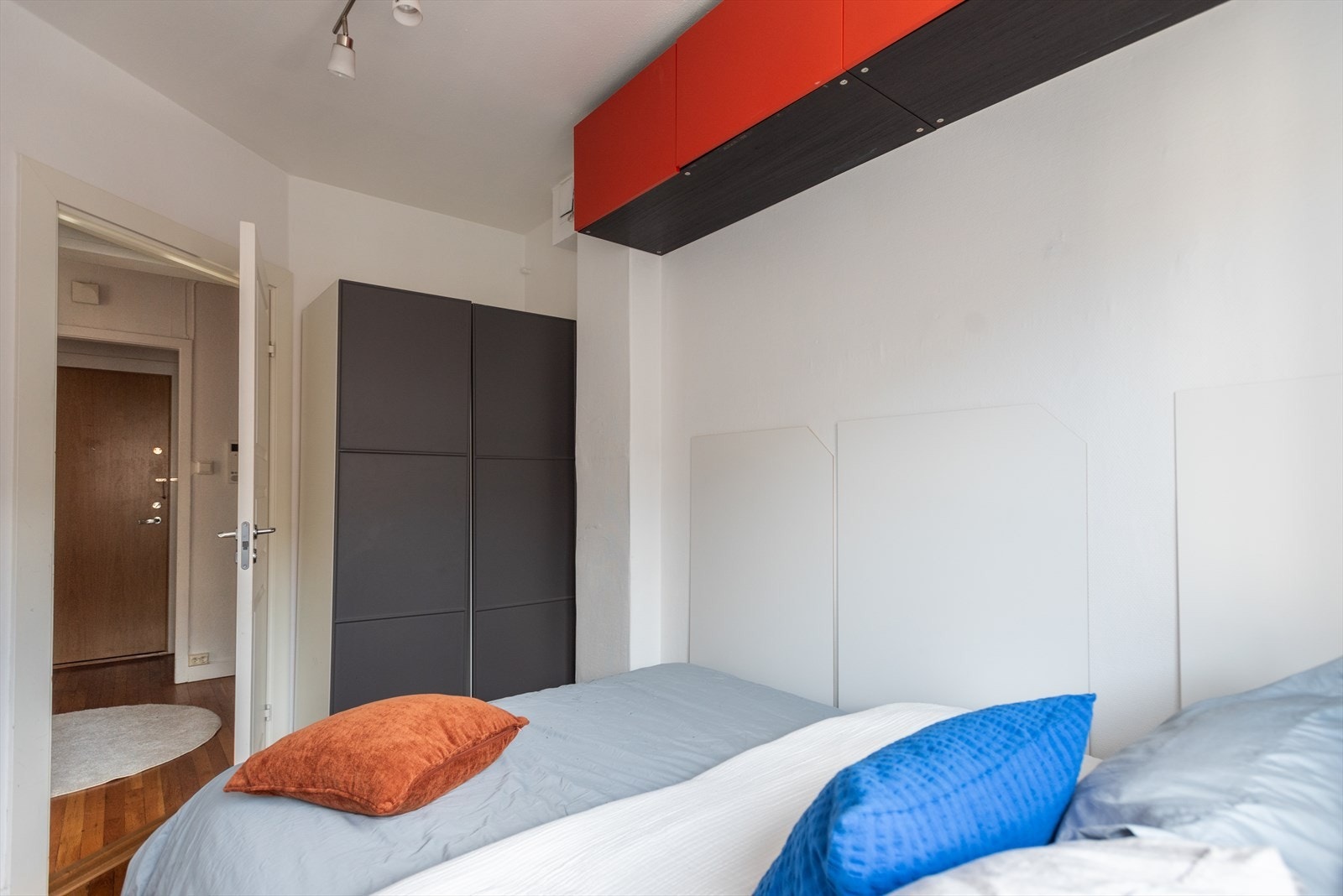 Garderobeløsning, som gir gode oppbevaringsmuligheter. Galleribilde