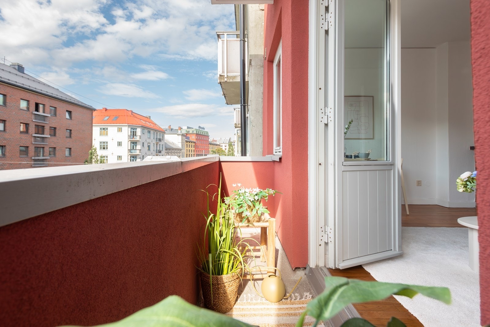 Nord-vestvendt balkong på 2,3 kvm med meget gode solforhold. Galleribilde