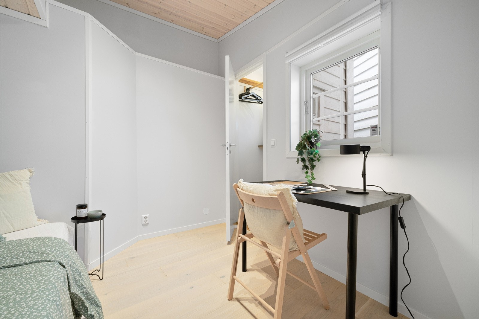 Rommene har fine 1-stavs gulv og vegger er malt i varme og tidsriktige farger Galleribilde