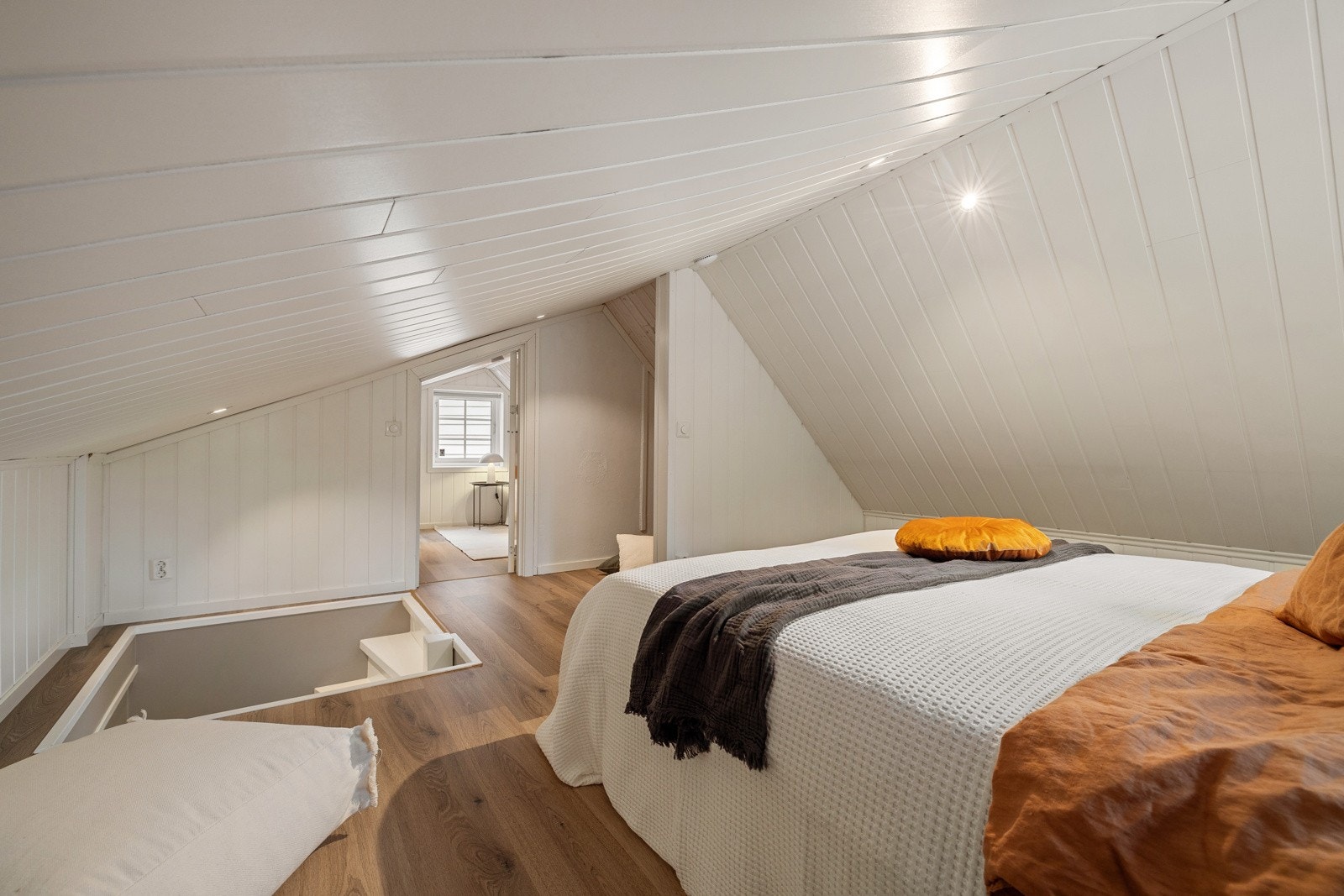 Bildet viser overgang mellom rommene i loftsetasjen Galleribilde