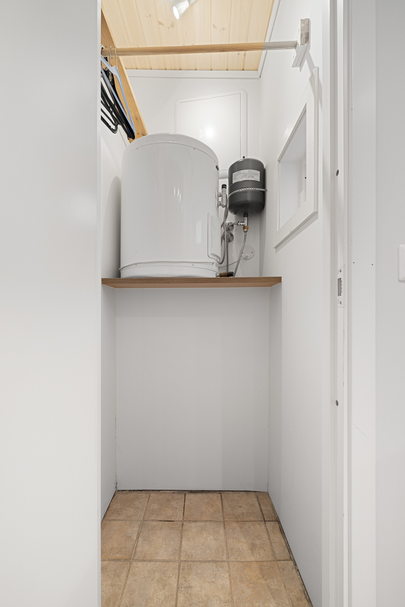 Kott med fliser på gulv med sluk | Her er CTC varmtvannsbereder og vannforsyningsrør av PEX-rør (rør-i-rør system) plassert Galleribilde