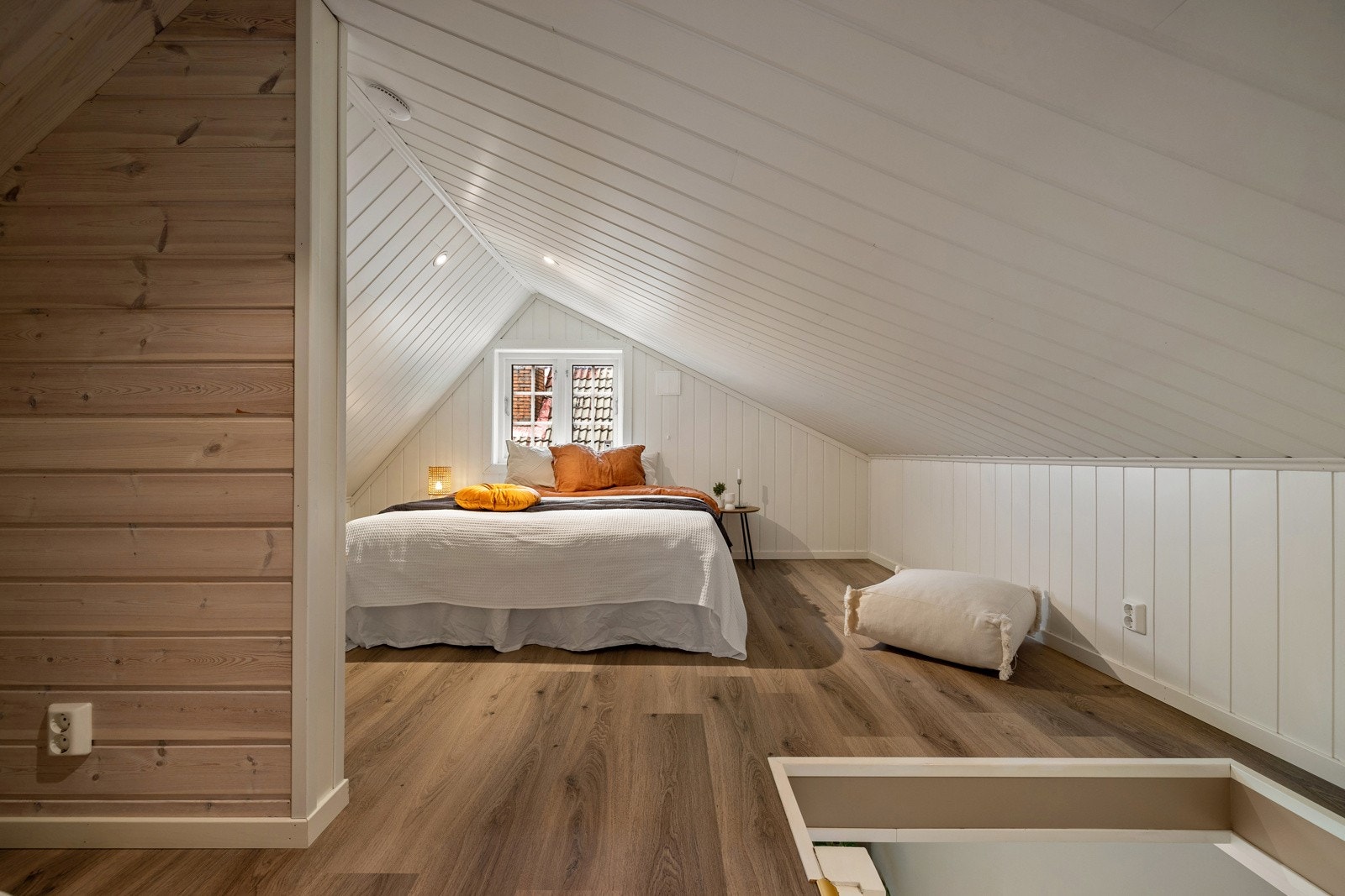 Fra stuen er det trapp opp til loftsetasjen | Bildet viser innredet rom med gulvflate på 16 m² (Ikke målbart areal, bl.a. på grunn av begrenset takhøyde) Galleribilde