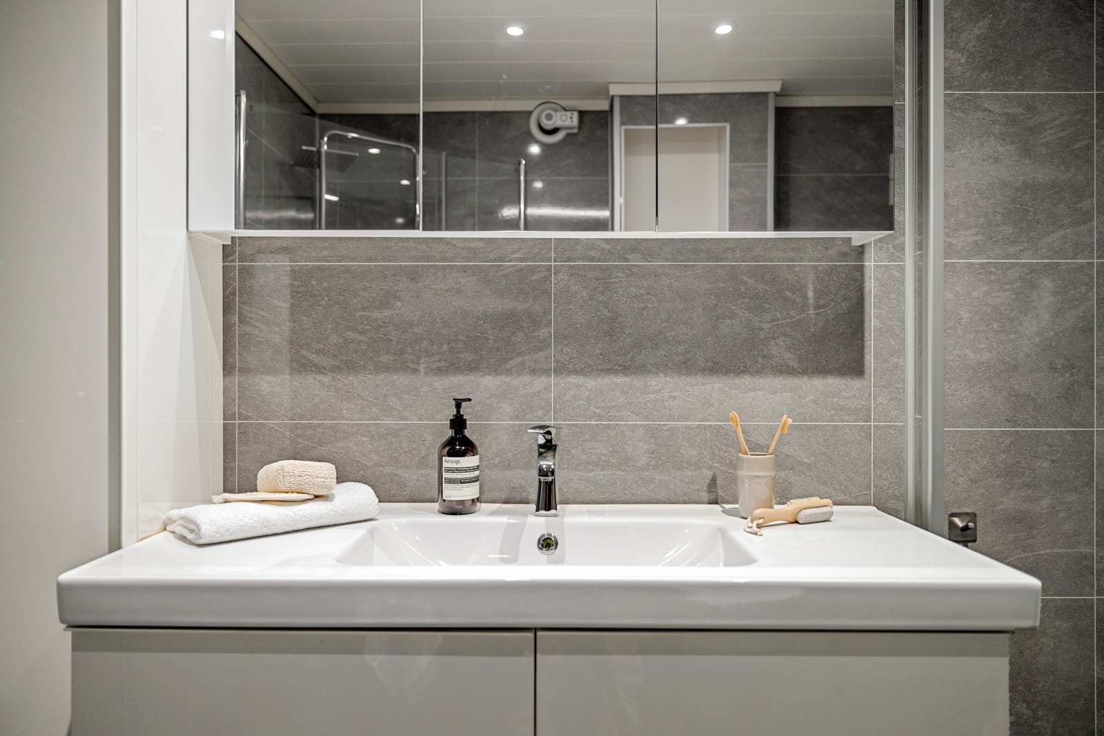 Baderomsmøbel med slette fronter, heldekkende servant og speilskap med belysning Galleribilde