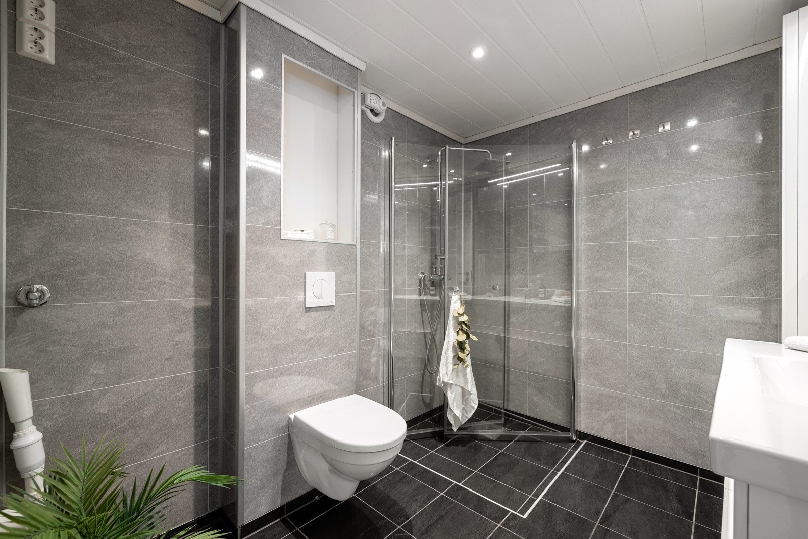 Lekkert baderom på 5,1 m² | Fliselagt gulv med varmekabler | Innfelte spotter i taket Galleribilde