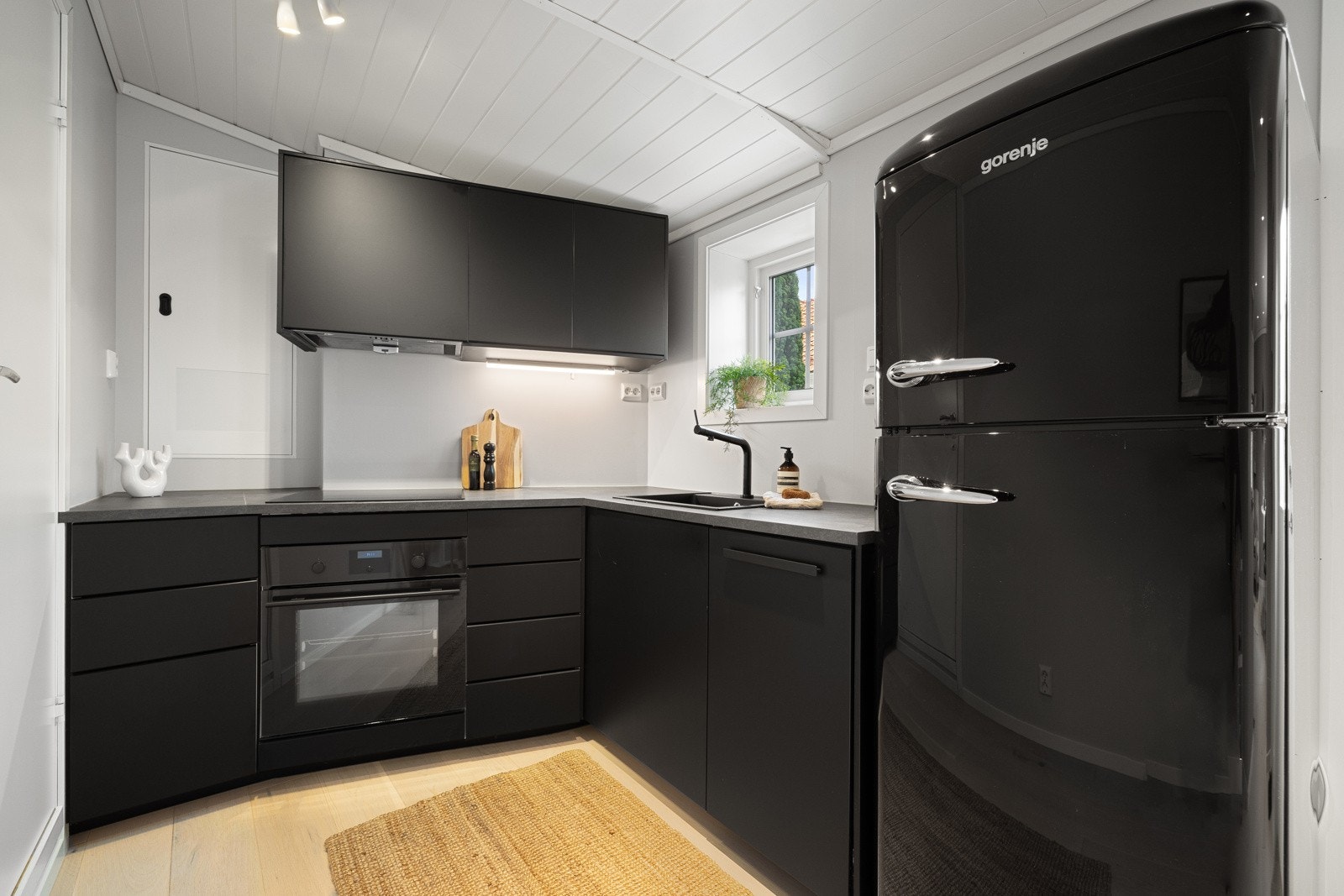 Stilsikker kjøkkeninnredning med slette fronter. Galleribilde