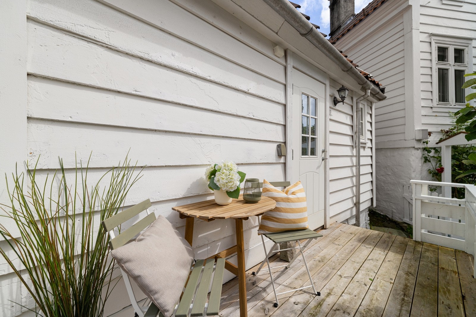 Terrassen ligger vestvendt med gode solforhold | Her er det god plass til sittegruppe og spisebord Galleribilde