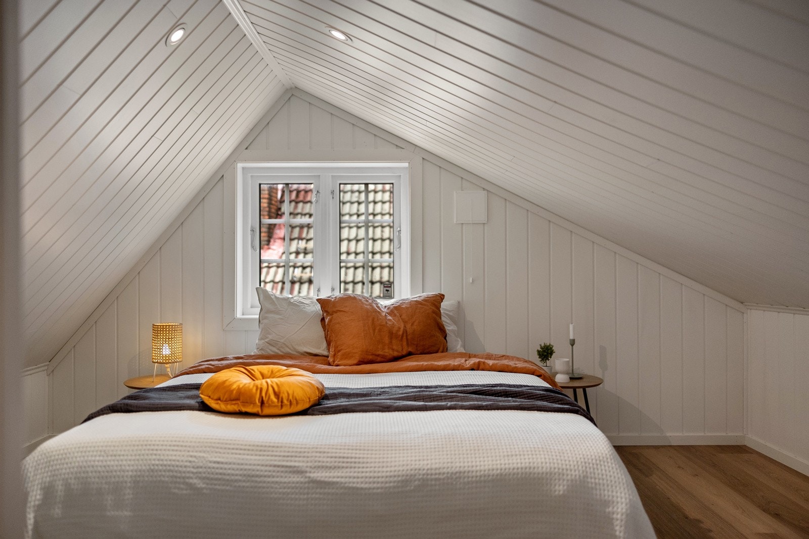 Taket er etterisolert og det er innfelte spotter. Galleribilde