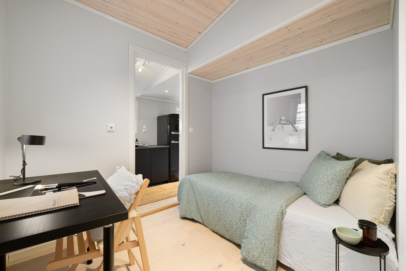 Soverom på 5,9 m² med takhøyden som varierer mellom ca. 2,37-2,80 meter Galleribilde