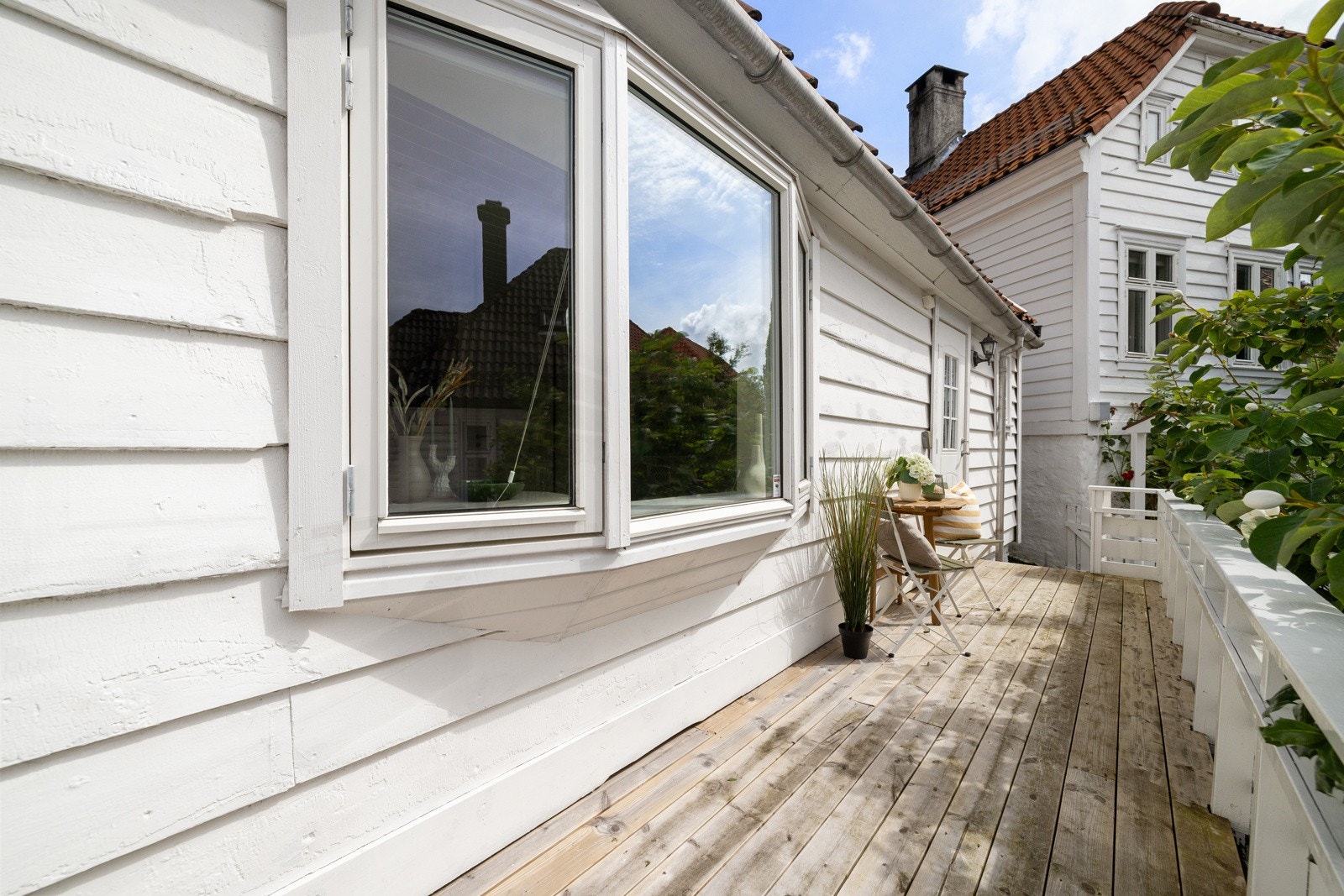 Ved husets inngangsparti er det terrasse på 8,2 m² med trykkimpregnerte terrassebord lagt i 2024 Galleribilde