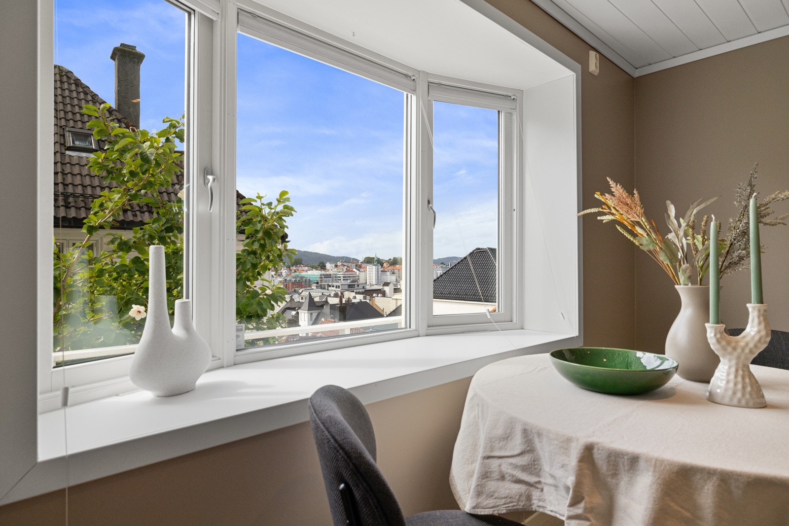 Vinduer fra 2017 med to-lags isolerglass i malte trekarmer Galleribilde