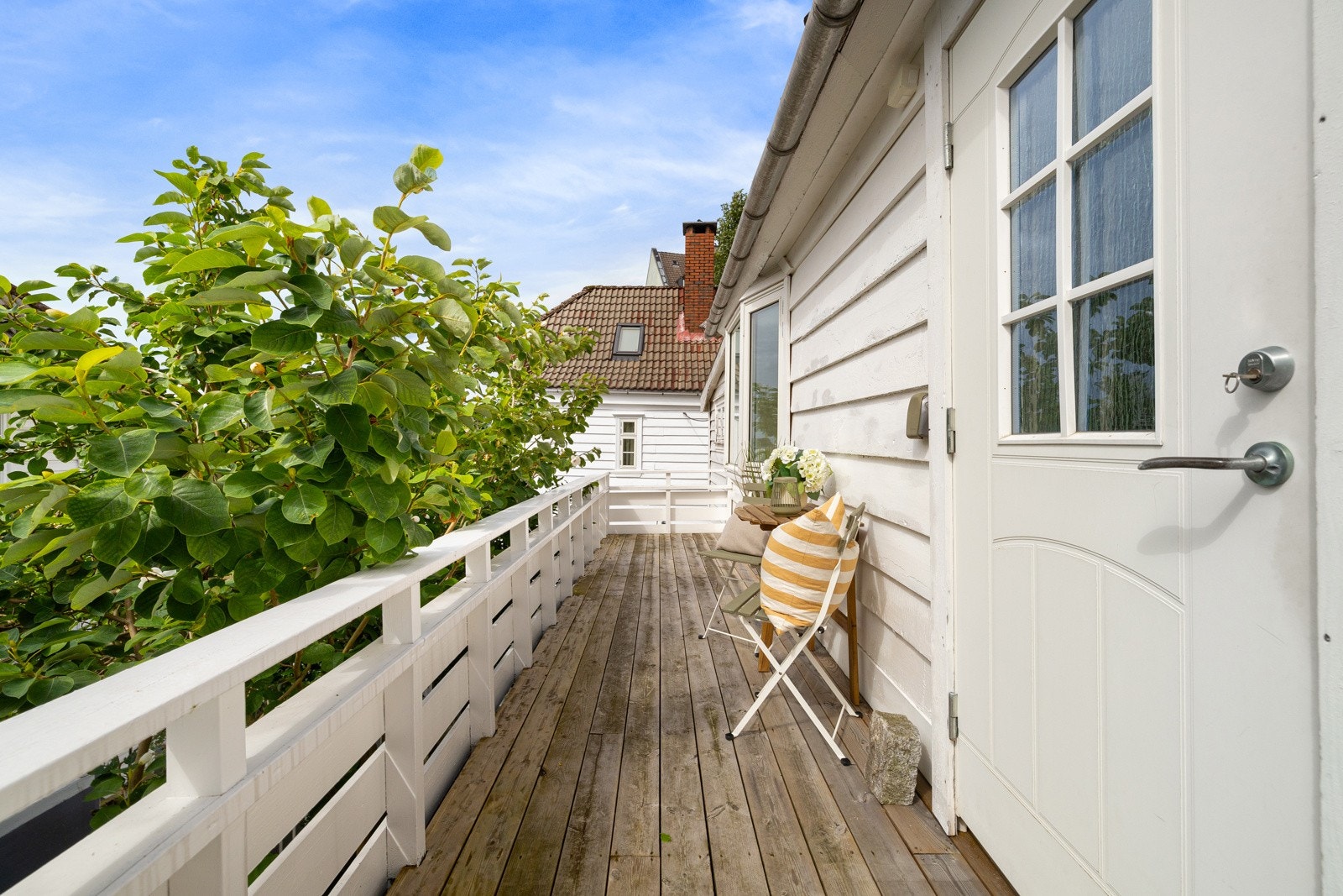 Ny ytterdør fra 2017 med huntonitt dørblad og to-lags cotswold glass. Galleribilde