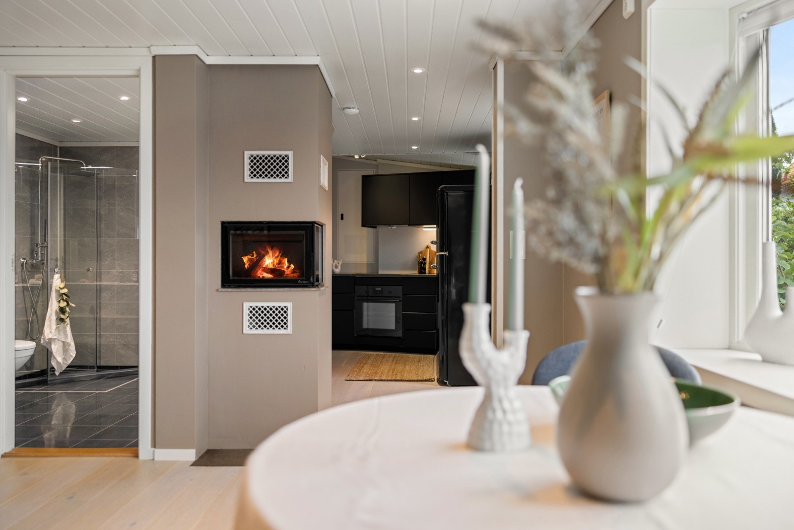 Arealeffektiv løsning og fin overgang mellom rommene Galleribilde