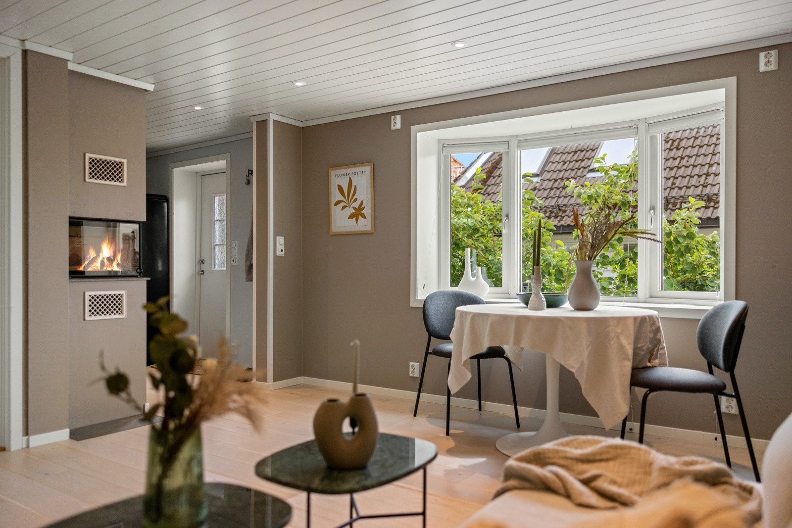 Peis i stuen fra 2017 med rentbrennende innsats. Galleribilde