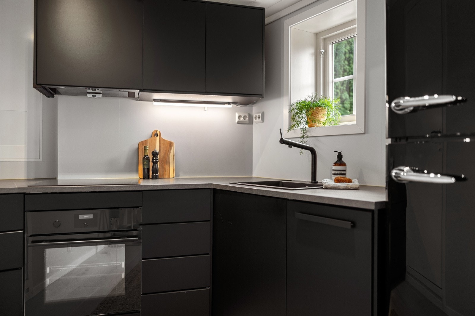 Belysning/stikk under overskap og dagslys fra vindu ved innredningen Galleribilde