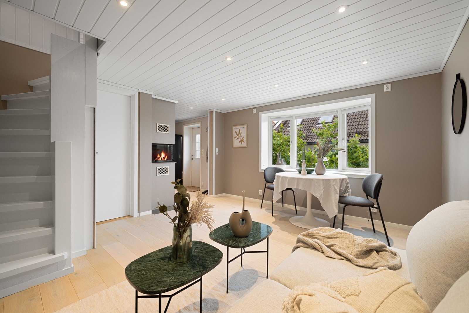 Lys og innbydende stue på 16,5 m² | God plass til både sittegruppe og spisebord Galleribilde