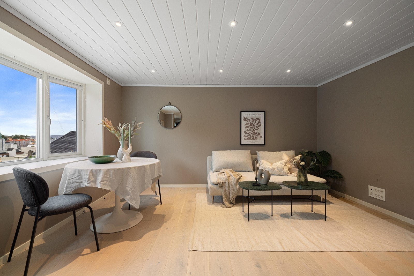 Det er lagt gulvvarme til alle oppholdsrom i hovedetasjen | To av veggene mot yttervegg er etterisolert fra innsiden Galleribilde