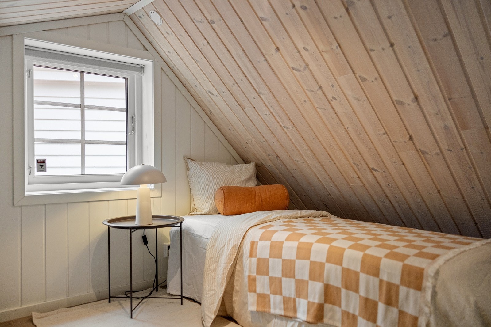 Det er lagt nytt bjelkelag mellom hovedetasjen og loftet. Det er også lagt inn en ståldrager. Galleribilde