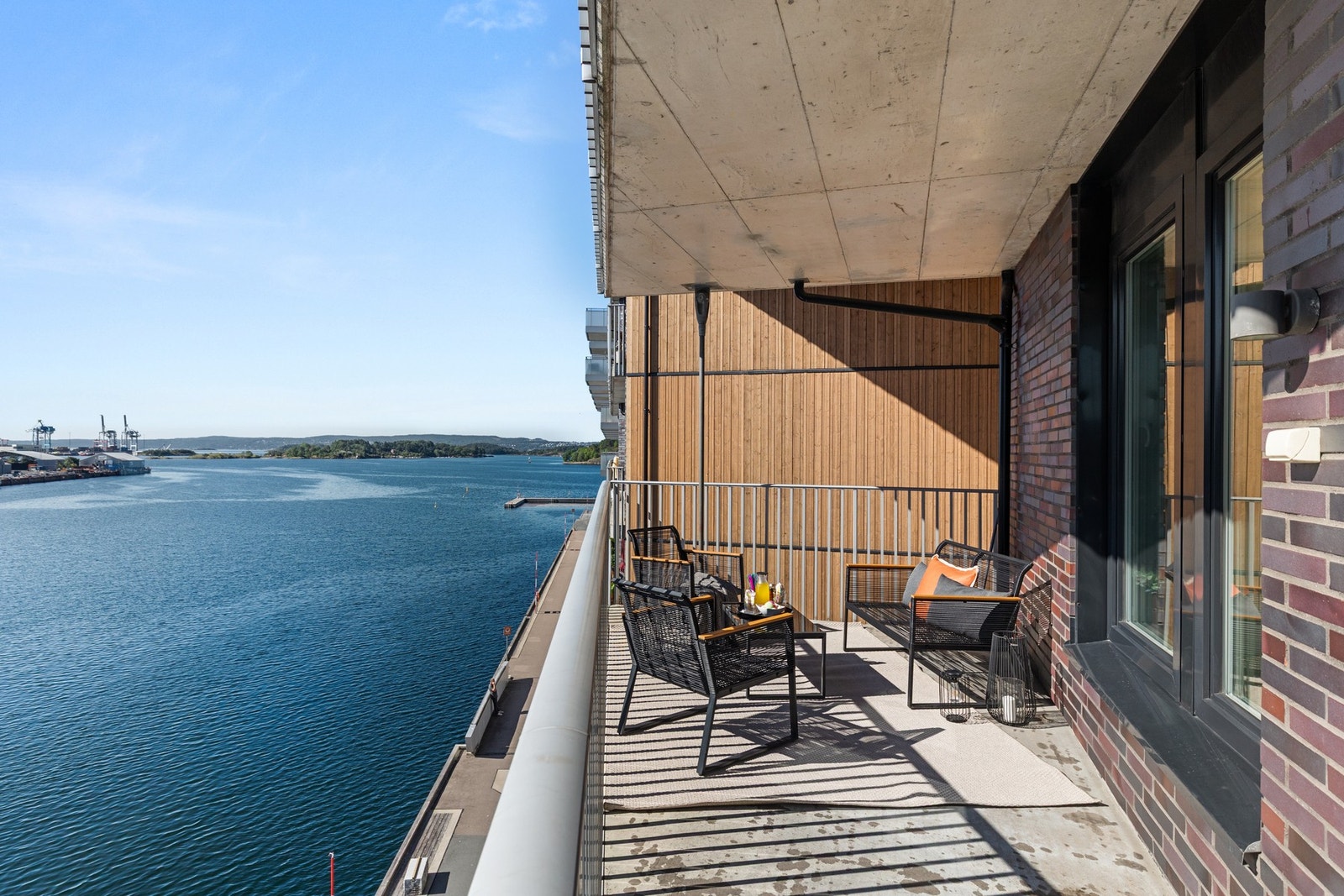 Balkongen er overbygget, noe som øker bruksverdien. Galleribilde