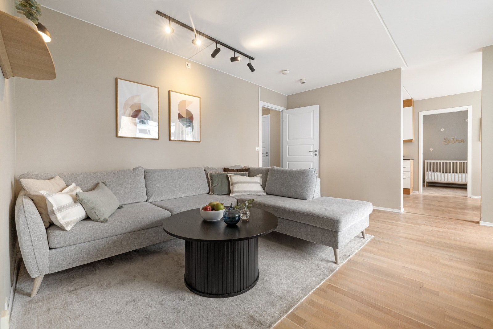 God plass til stor sofagruppe. Galleribilde
