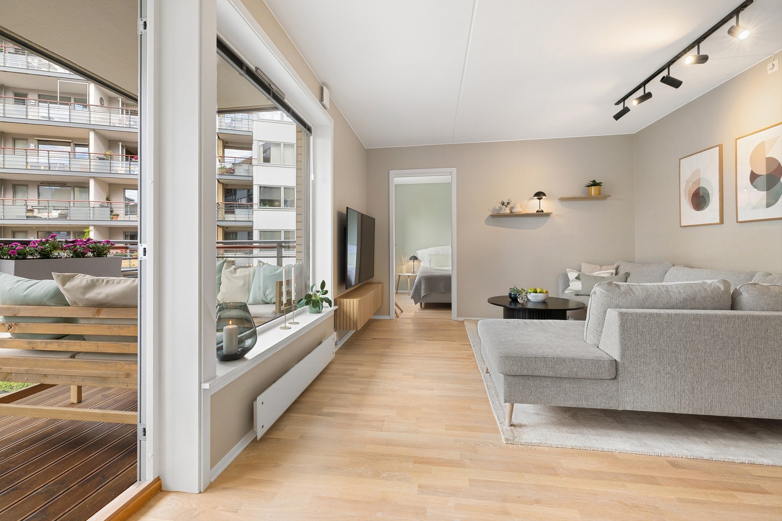 Store vindusflater som slipper inn rikelig med naturlig lys. Galleribilde