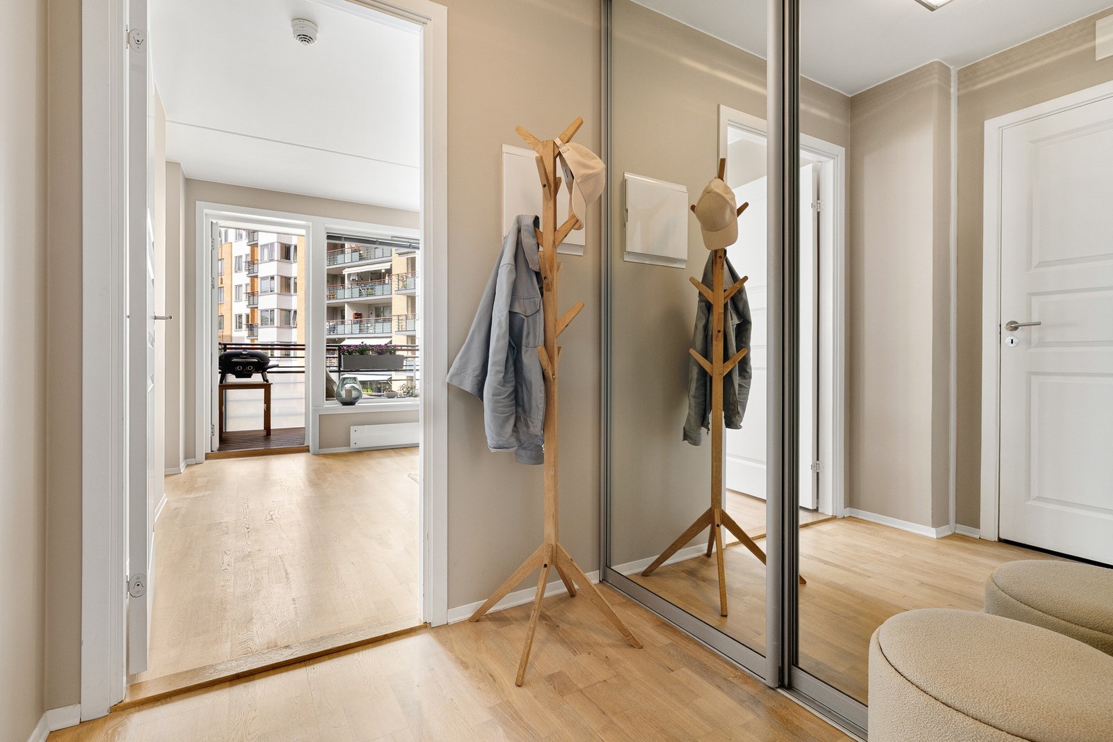 Flott skyvedørsgarderobe i entré med speilfronter. Perfekt for oppbevaring av sko og yttertøy. Galleribilde