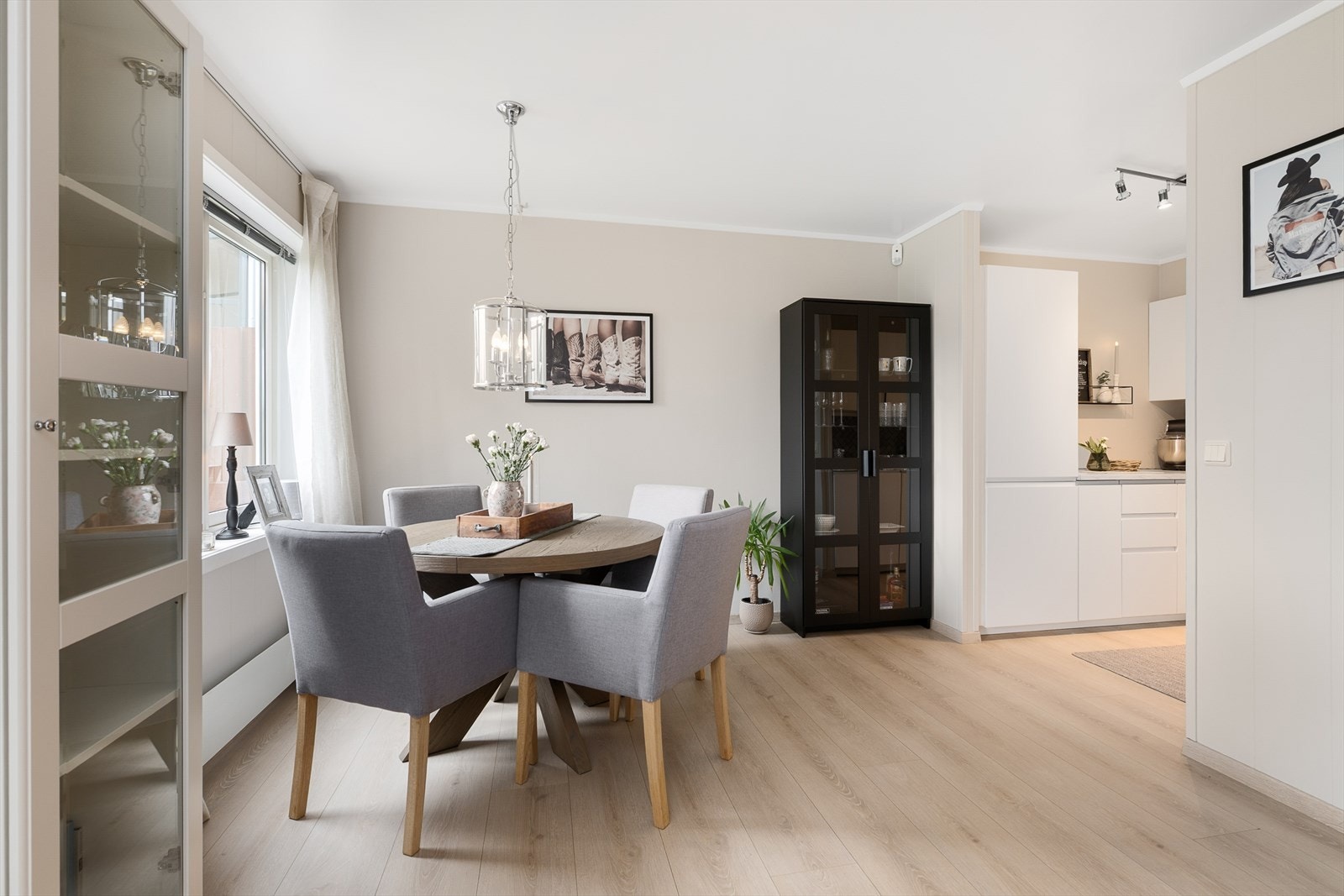 Hyggelig spiseplass i forbindelse med kjøkkenet. Galleribilde