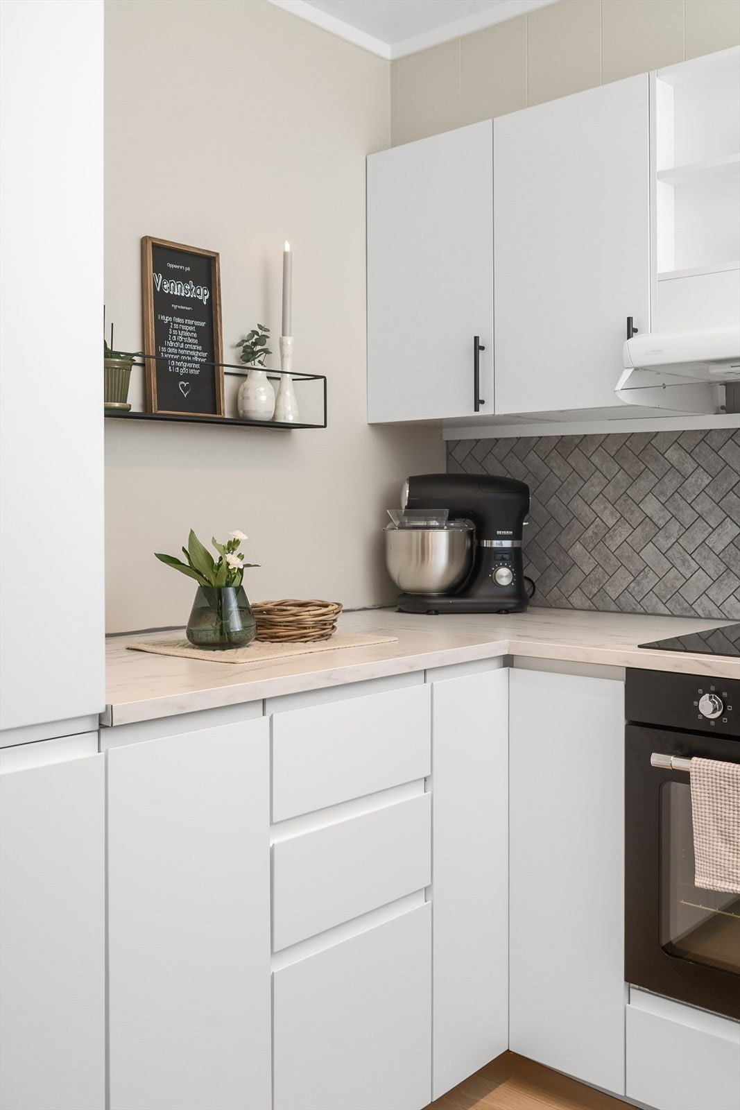 Integrert steikeovn, platetopp, oppvaskmaskin og kjøl/frys. Galleribilde