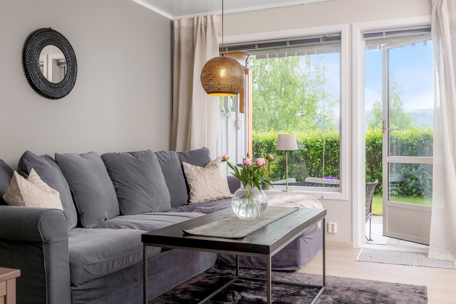 Dør fra stue og ut til uteplassen. Galleribilde