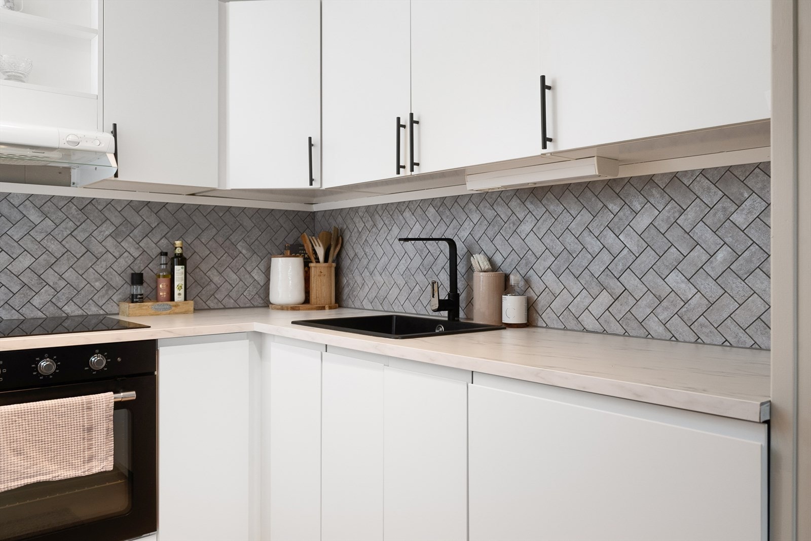 Nedfelt komposittvask i benkeplate av laminat. Godt med skapplass. Galleribilde