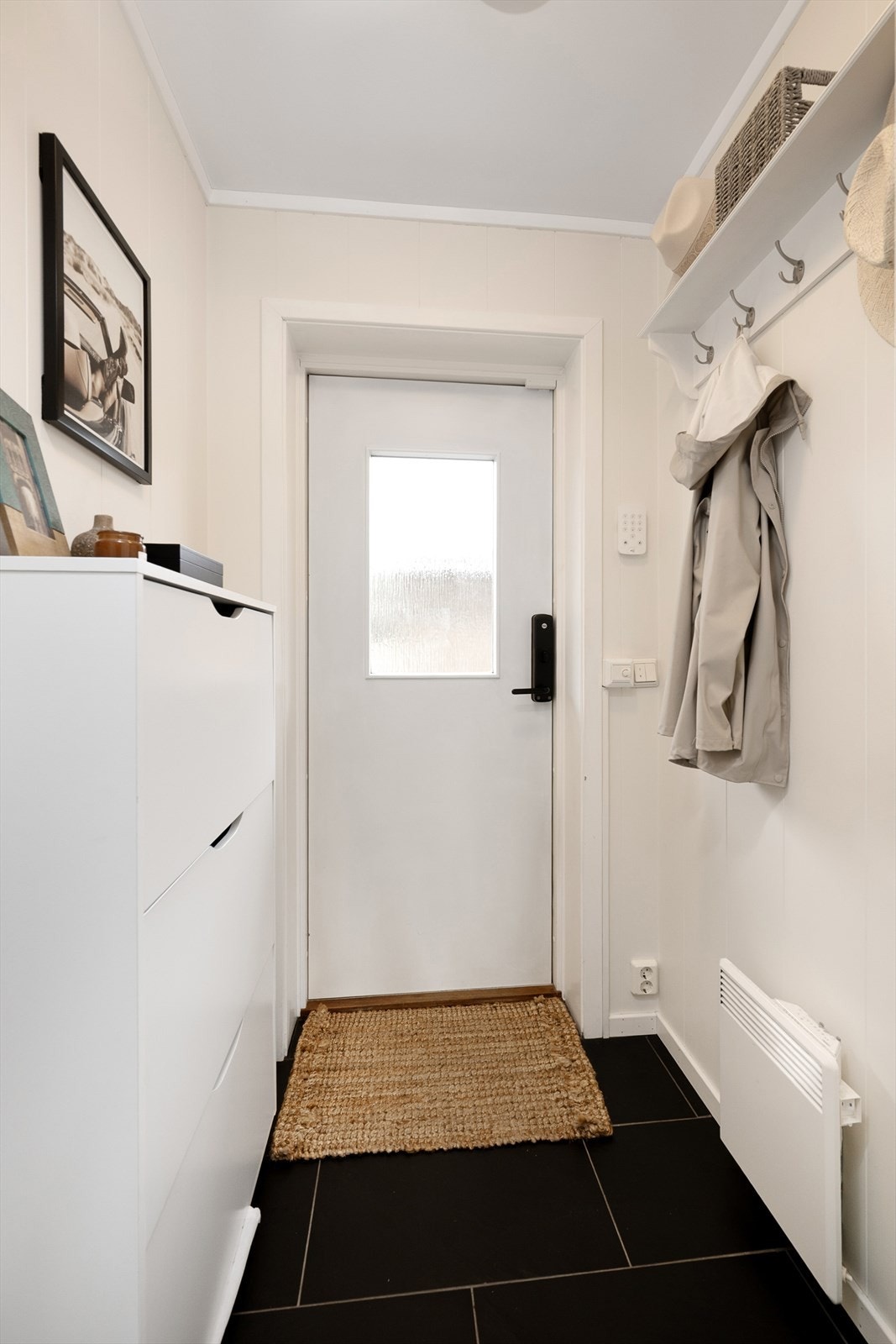 Romslig gang med god plass til å henge fra seg yttertøy. Galleribilde