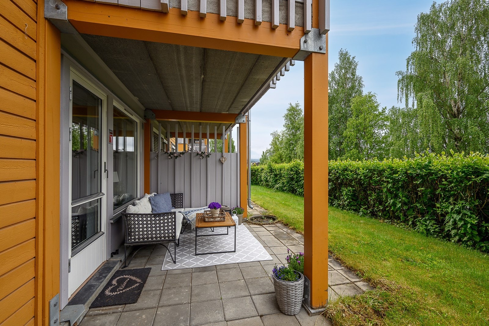 Leiligheten har en lun og skjermet uteplass med utgang fra stua. Galleribilde