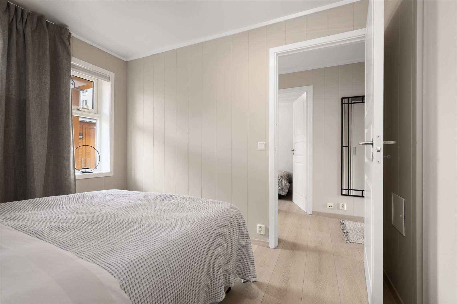 God plass til dobbeltseng med nattbord ved siden av. Galleribilde