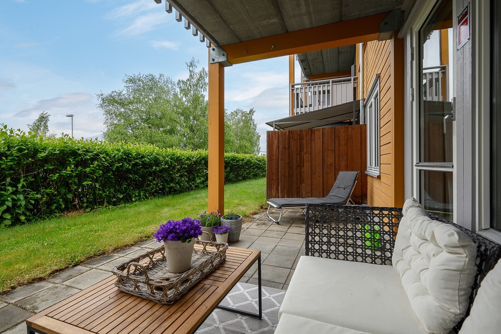 Utvendig markterrasse med plass til utemøbler. Galleribilde