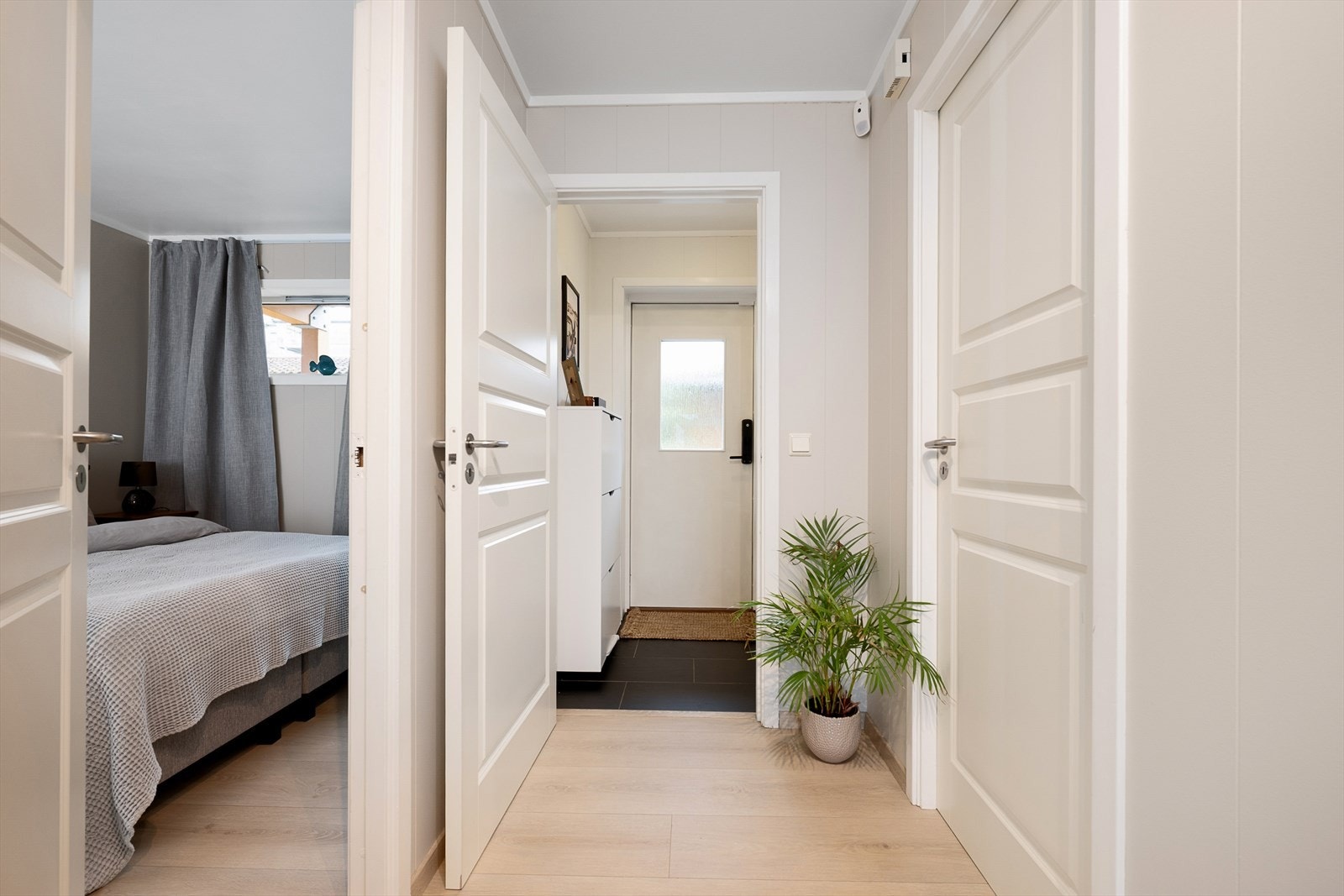 God dybde i leiligheten fra inngangsdør til terrassedør. Galleribilde