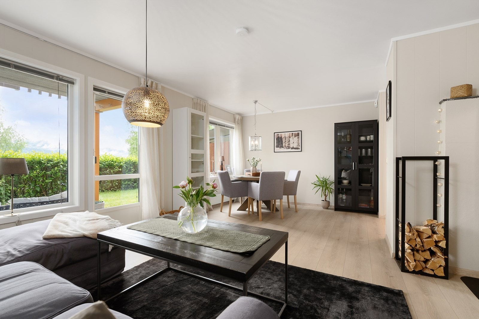 Delvis åpent fra stua og inn mot spiseplass og kjøkken. Galleribilde