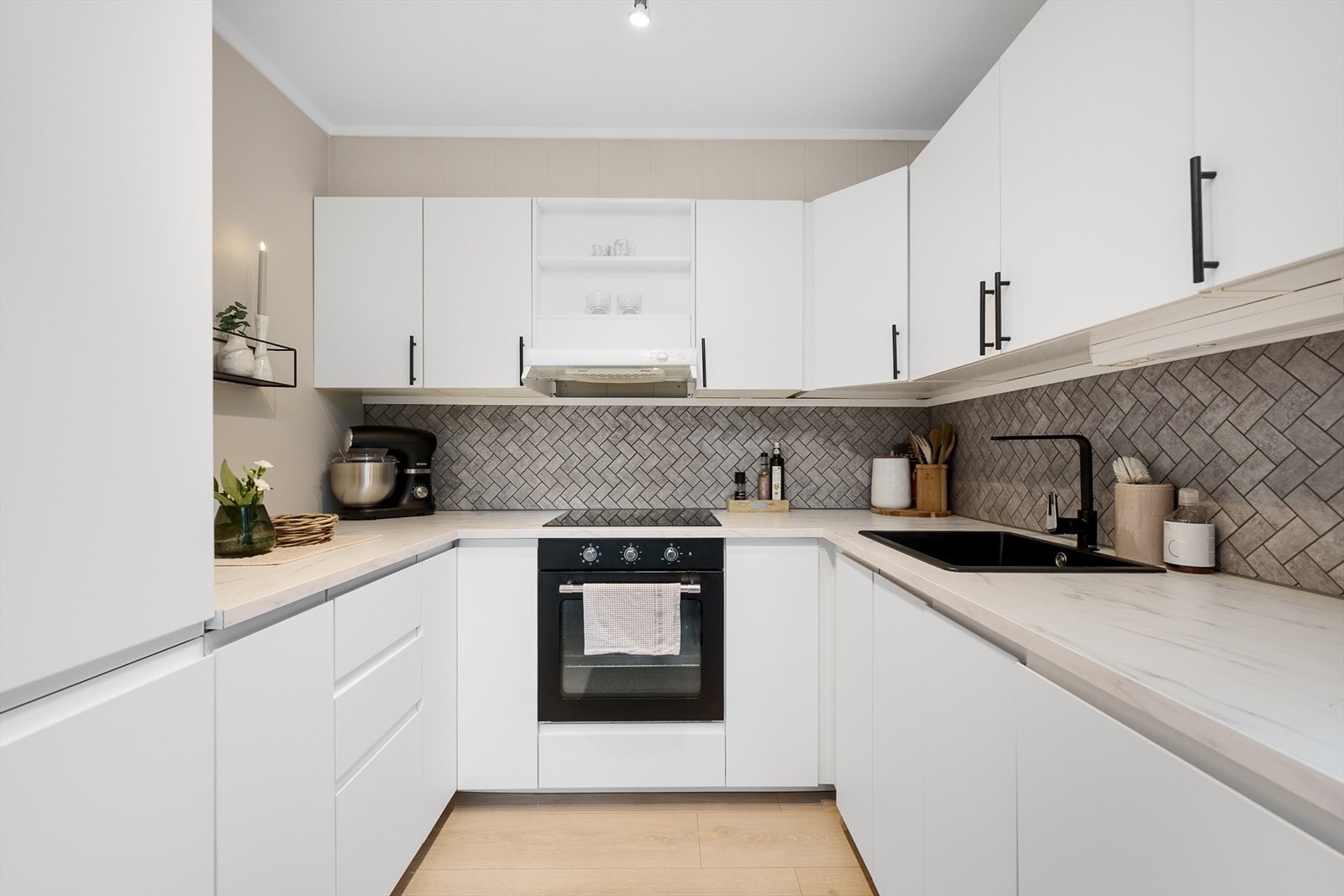 Leiligheten har et lekkert og moderne kjøkken fra 2022. Galleribilde