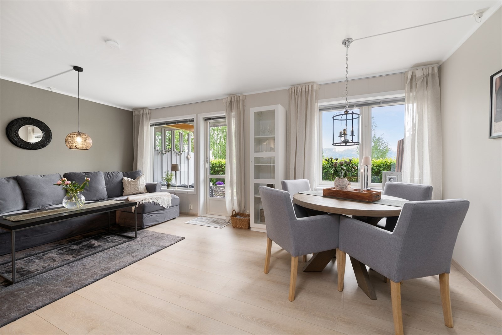 Spisebordet er plassert i fin kontakt med kjøkkenet. Galleribilde