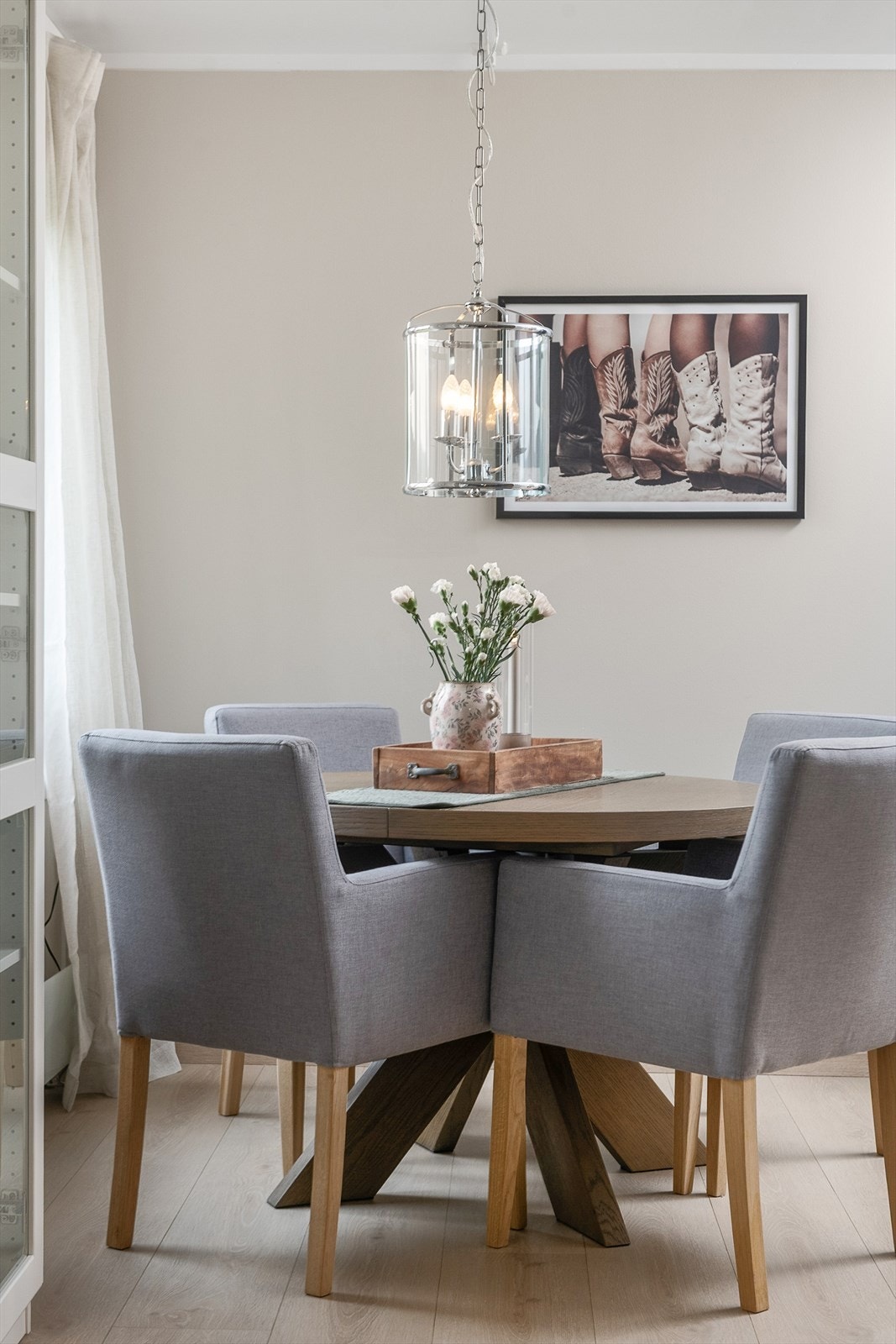 Lys og stilfull spisestue med moderne detaljer, perfekt for hyggelige middager og samvær i hjemmekoselig atmosfære. Galleribilde