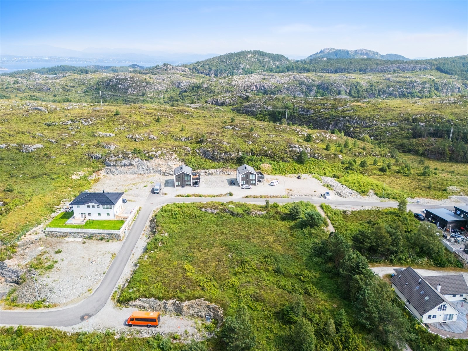 Tomten måler 898 m² og er relativt flat Galleribilde