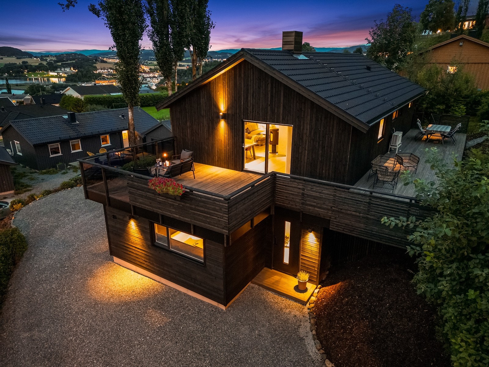 Svært romslig veranda med sol fra tidlig morgen til sent på kveld. Galleribilde
