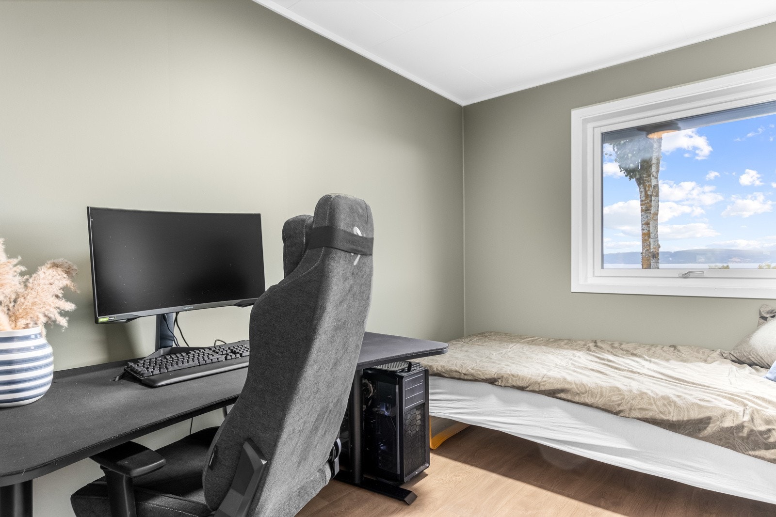 Soverom nr 3. Alle soverommene er av god størrelse og har godt med plass for garderobe. Galleribilde
