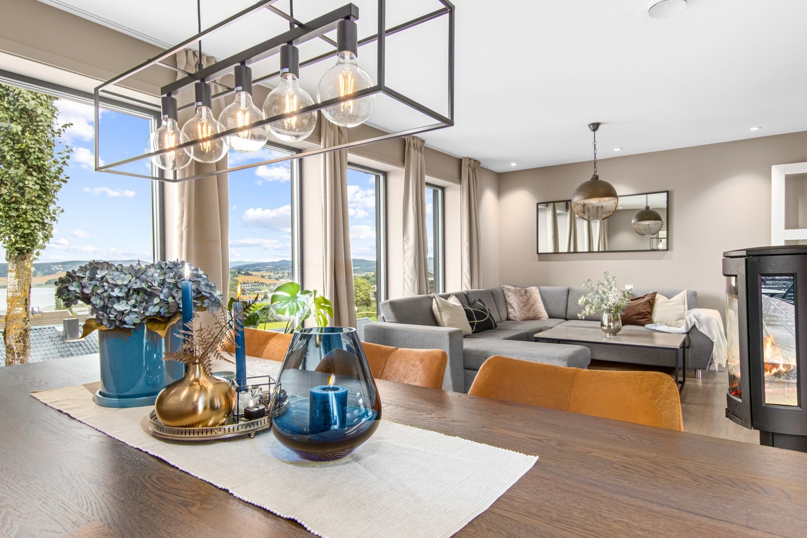 Stue med plass for flere sittegrupper. Galleribilde