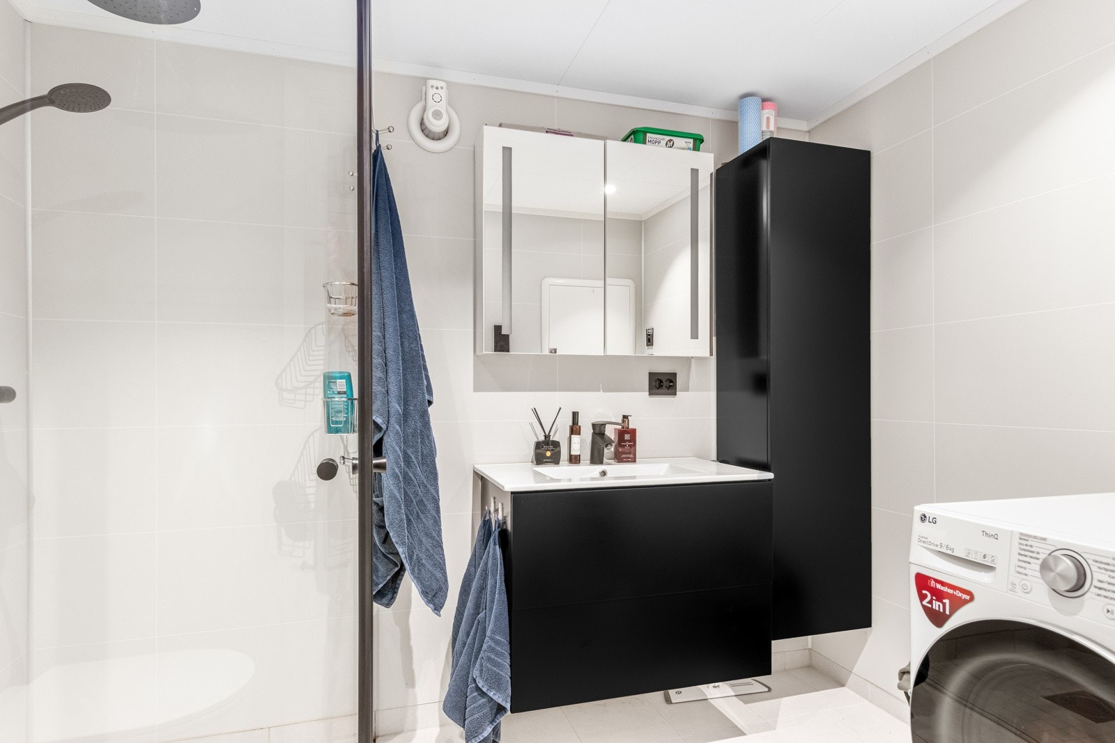 Bad med opplegg for vaskemaskin og tørketrommel i sokkelleilighet. Galleribilde