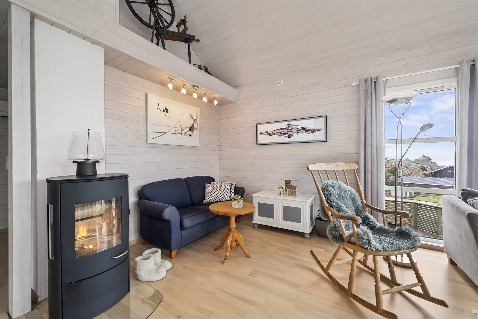 På kalde dager og sommerkvelder kan man fyre i vedovnen. Galleribilde