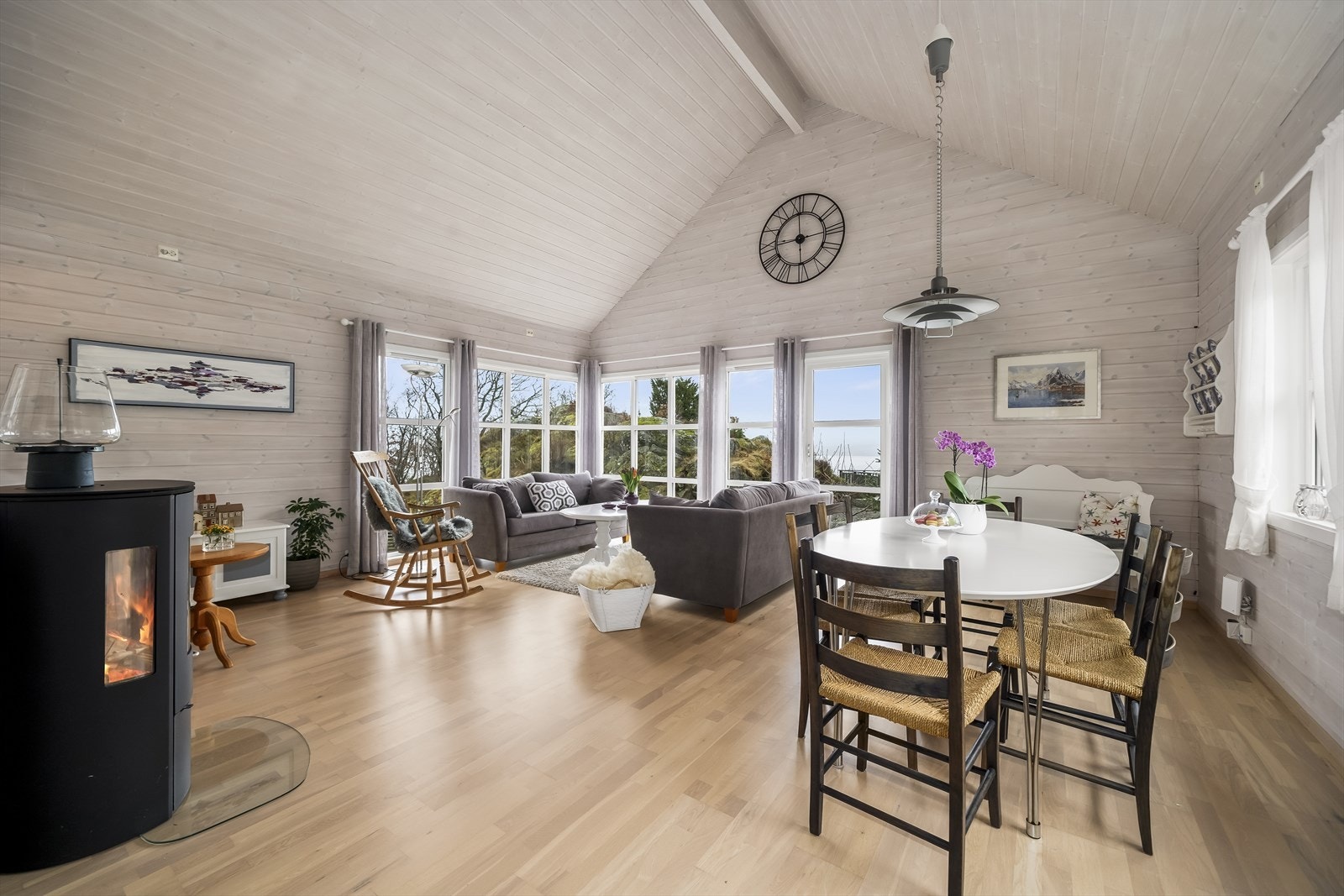 Trivelig og lys stue med 2 utganger. Galleribilde